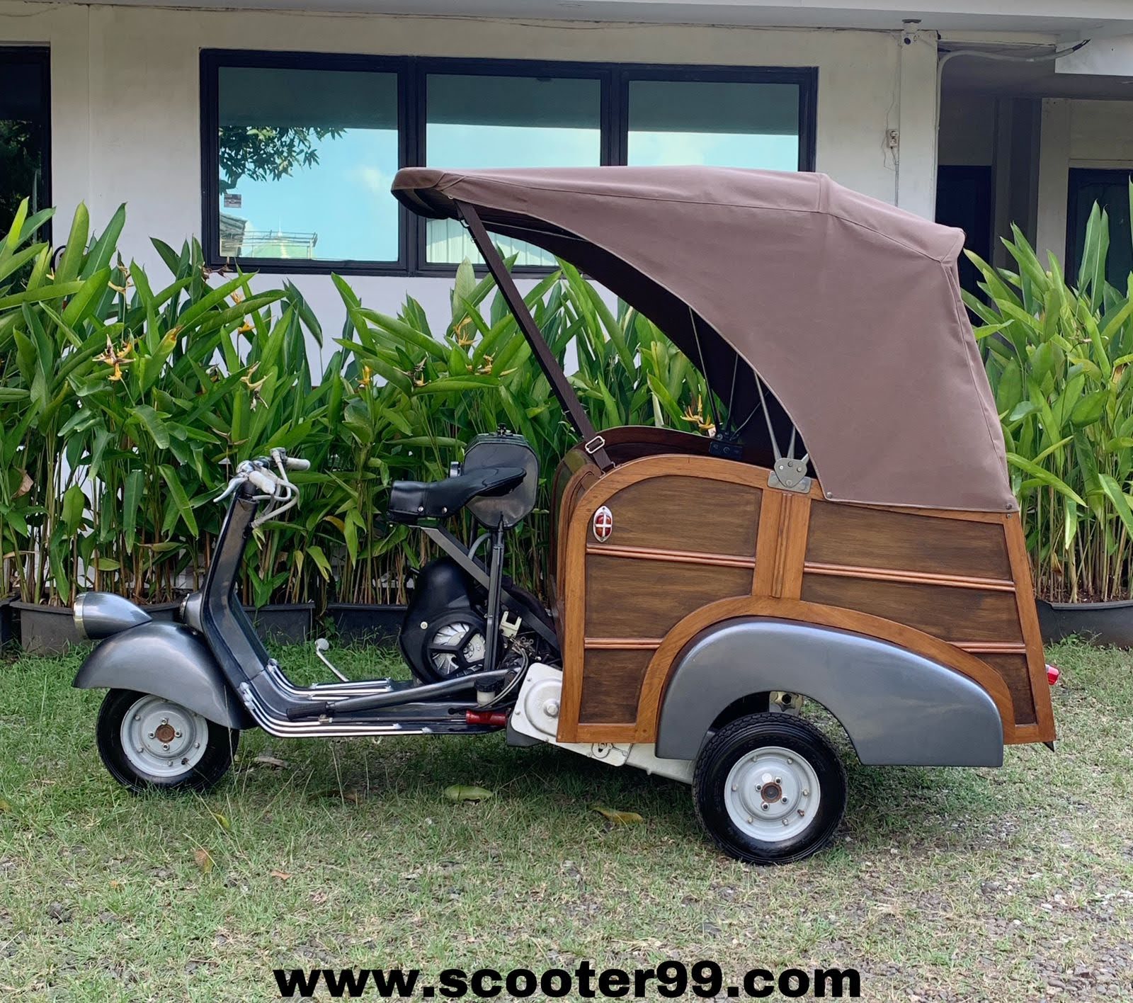Side profile of Ape Calessino Grey vintage utility scooter
